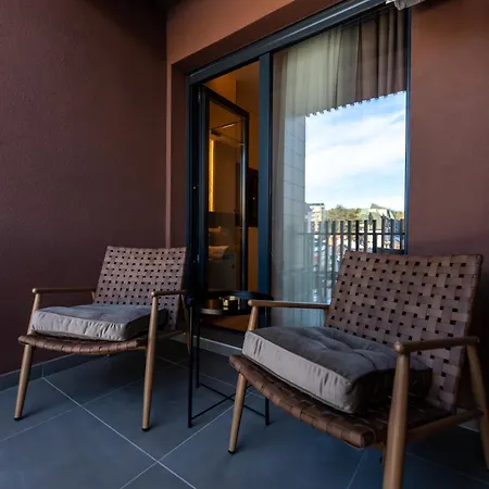Square 5 Apartment *