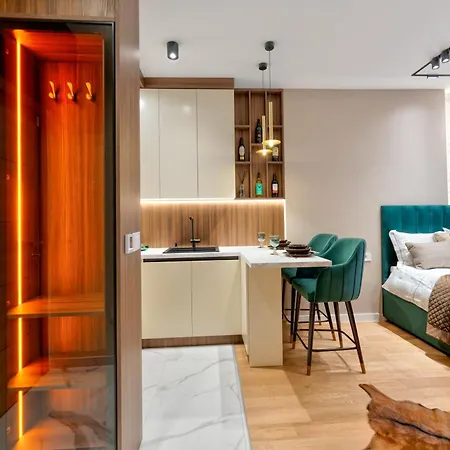 Square 5 Apartment *