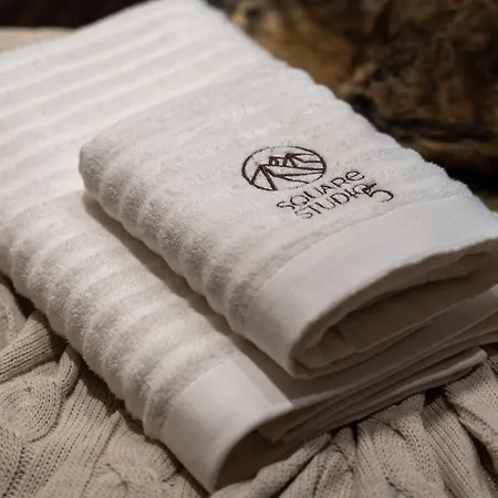 Apartament Square 5 *