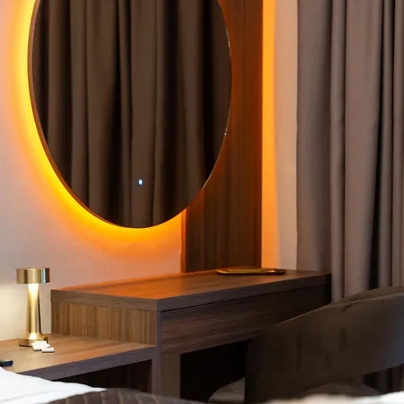 Square 5 Apartment *